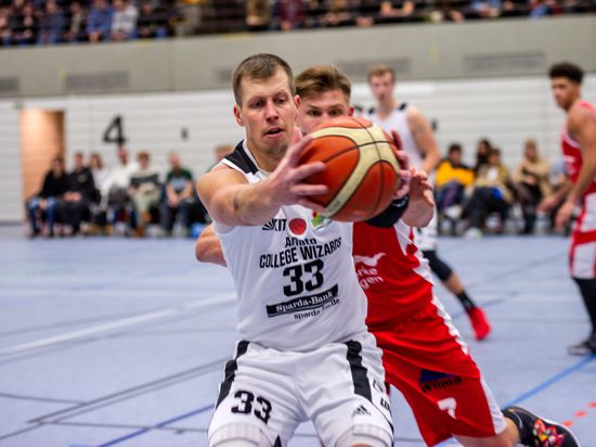Bis ins hohe ALter Rouven Roessler (College Wizards).

GES/ Basketball/ College Wizards - TV Langen, 07.12.2019


