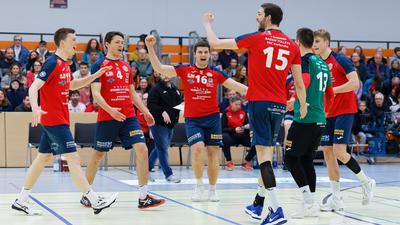 Jens Sandmeier, Kapitän der Baden Volleys aus Karlsruhe, bejubelt mit seinen Teamkollegen einen Punktgewinn.