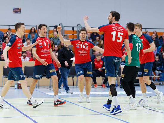 Jens Sandmeier, Kapitän der Baden Volleys aus Karlsruhe, bejubelt mit seinen Teamkollegen einen Punktgewinn.