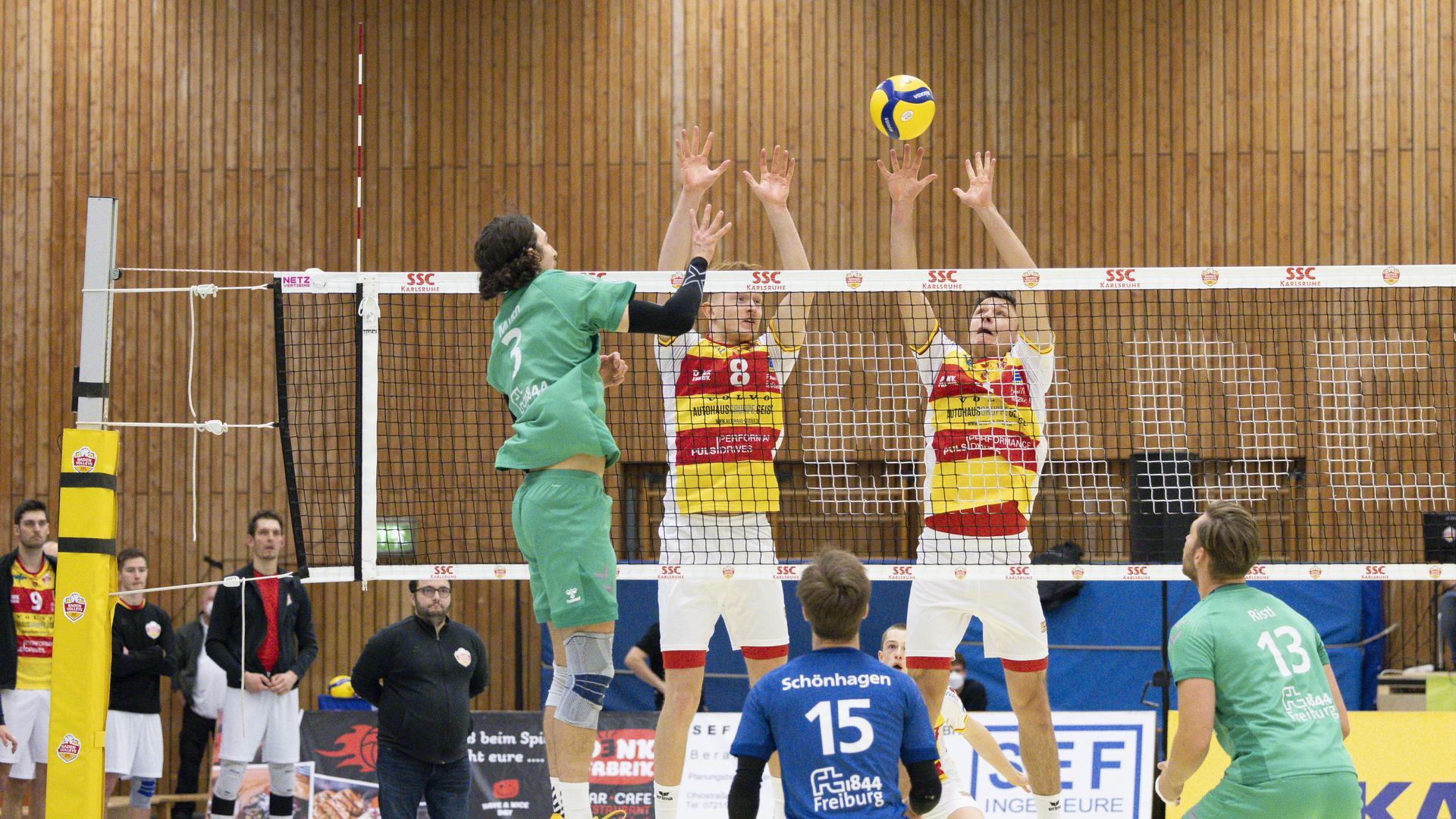 Block: Julian Schupritt (l, 8, SSC) & Laurin Derr (r, 4, SSC)

GES/ Volleyball/ 2. Bundesliga Herren: Baden Volleys SSC Karlsruhe - FT 1844 Freiburg,  04.12.2021