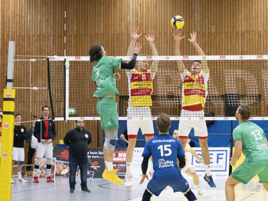 Block: Julian Schupritt (l, 8, SSC) & Laurin Derr (r, 4, SSC)

GES/ Volleyball/ 2. Bundesliga Herren: Baden Volleys SSC Karlsruhe - FT 1844 Freiburg,  04.12.2021