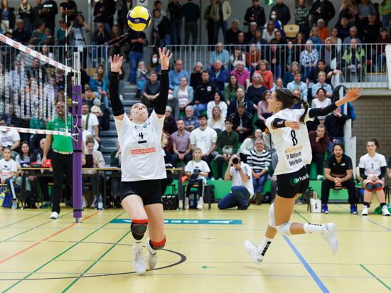 Am Ball: Katrin Hahn (l. SVK) und Annika Dilzer (r., SVK)

GES/ Volleyball / DVV Pokal Achtelfinale Frauen: SV Karlsruhe-Beiertheim - VC Wiesbaden, 13.11.2022
