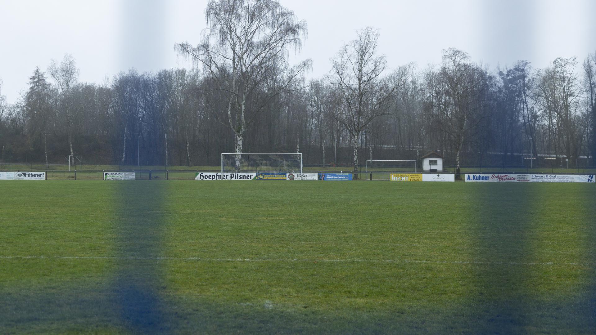 Leeres Spielfeld, Spielabsage aufgrund der neuen Covid19 Richtlinien 

GES/ Fussball/ Landesliga: FC Neureut - SV Huchenfeld,  04.12.2021
