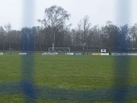 Leeres Spielfeld, Spielabsage aufgrund der neuen Covid19 Richtlinien 

GES/ Fussball/ Landesliga: FC Neureut - SV Huchenfeld,  04.12.2021
