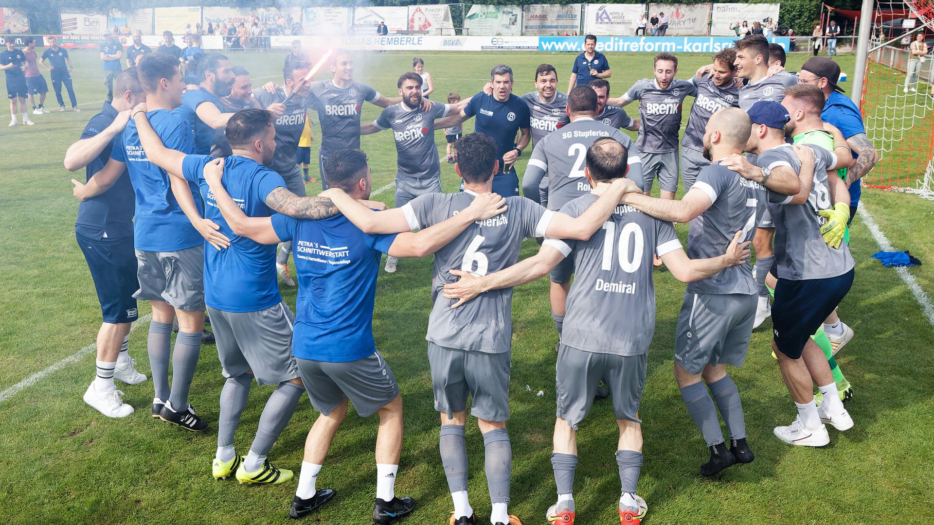 Die Kreisligafußballer der SG Stupferich feiern den Aufstieg.