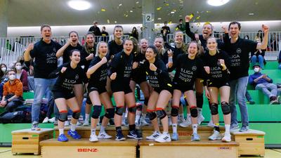 Teamfoto SV KA-Beiertheim Damen 1 mit Meister T-Shirts und Konfettiregen

GES/ Volleyball/ 3. Bundesliga Frauen: SV KA-Beiertheim Meisterevent nach Spielabsage gegen SSC Bad Vilbel,  26.03.2022
