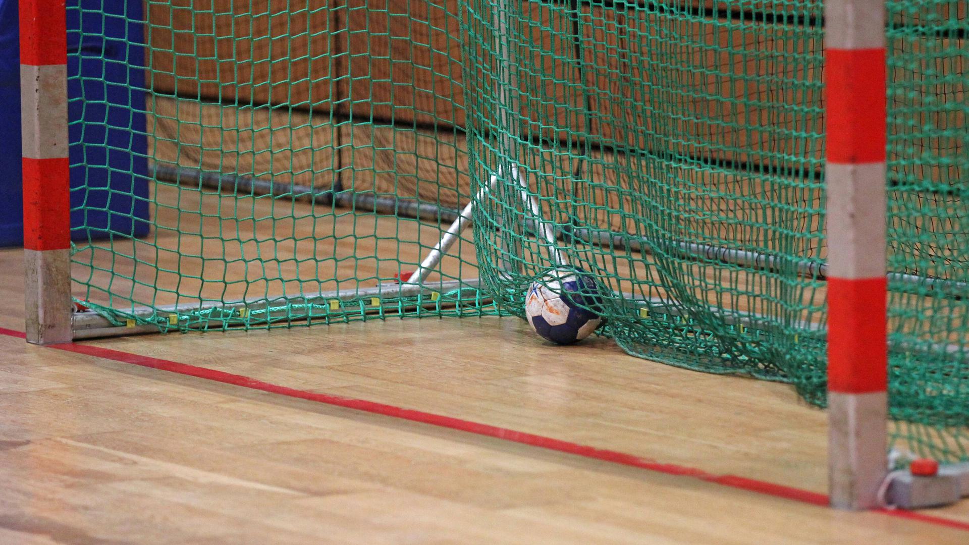 Ein Handball liegt im Tor. 