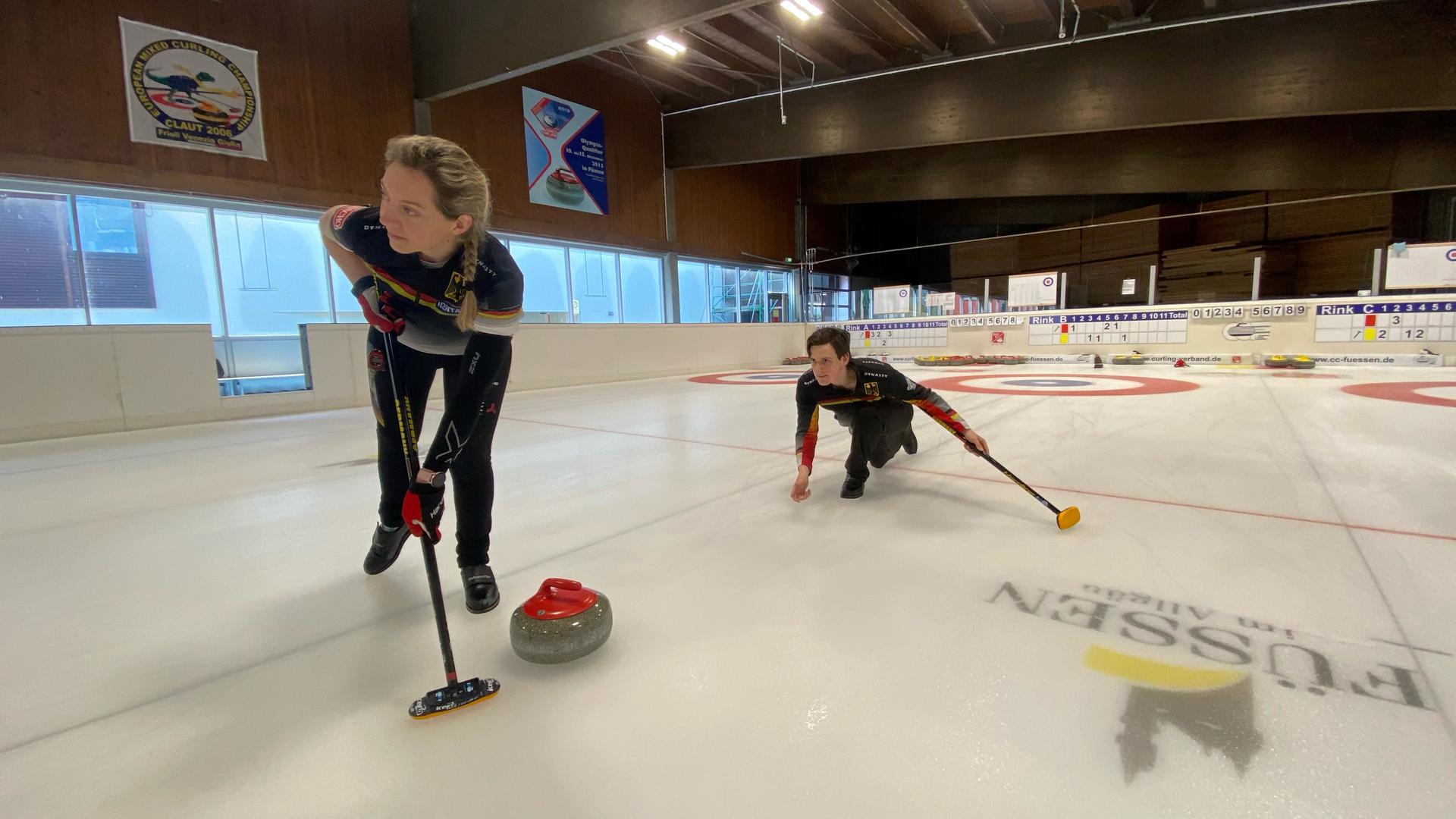Olympia im Blick: Pia-Lisa Schöll und Klaudius Harsch, hier beim Training in Füssen, wollen sich bei der Weltmeisterschaft im Mixed-Doubles-Curling für die Winterspiele 2022 in Peking qualifizieren.