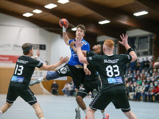 Höhenflug: Jonas Meyer (am Ball) und der TuS Helmlingen zeigten eine starke Vorrunde und wollen nun TuS Altenheim im Kampf um den Aufstieg in die Oberliga ärgern. 