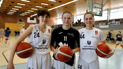 Die Nachwuchs-Basketballerinnen Elena Thum und Fritzi Raubach vom SSC Karlsruhe sowie Kira Schakimov vom TSV Ettlingen.