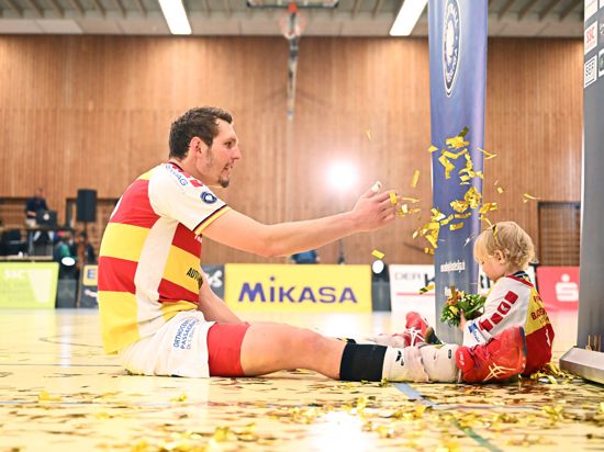 Goldjungs unter sich: Volleys-Mittelblocker Jonathan-Leon Finkbeiner mit Sohn Liam bei der Meisterfeier der Karlsruher.