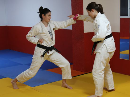 Vizeweltmeisterinnen unter sich: Annalena Sturm (links) und Blanca Birn trainieren Selbstverteidigung. Ju-Jutsu
