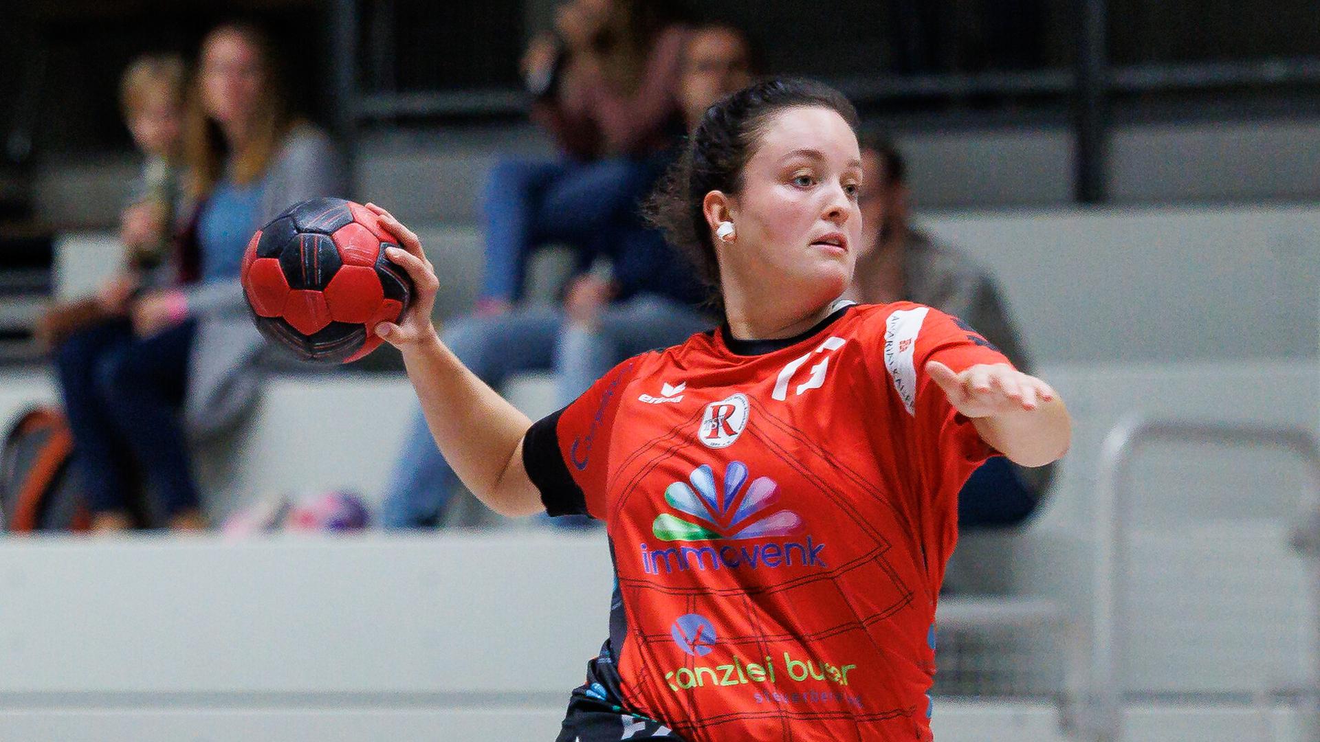 Am Ball: Julia Hofmann (Rintheim)

GES/ Handball/ Oberliga Frauen: TSV Rintheim - TSV Heiningen,  08.10.2022
