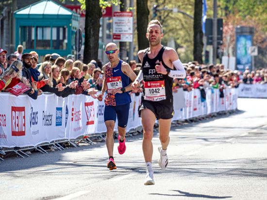 Beim Marathon in Hamburg im April 2023 unterbot Simon Kühn aus Ötigheim die Marke von zweieinhalb Stunden.