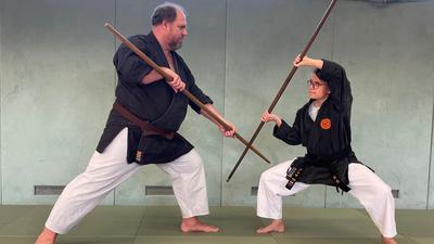 Erhaltene Kampfkunst: Im Kobudo kommen seit Jahrhunderten unterschiedlichen Waffen – darunter der Bo (im Bild), ein Stock der ursprünglich beim Tragen von Wassereimern half – zum Einsatz.