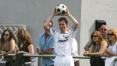 René Linderer führt als Spieler des SV Oberachern einen Einwurf aus (Fußball-Landesliga 2007/08)