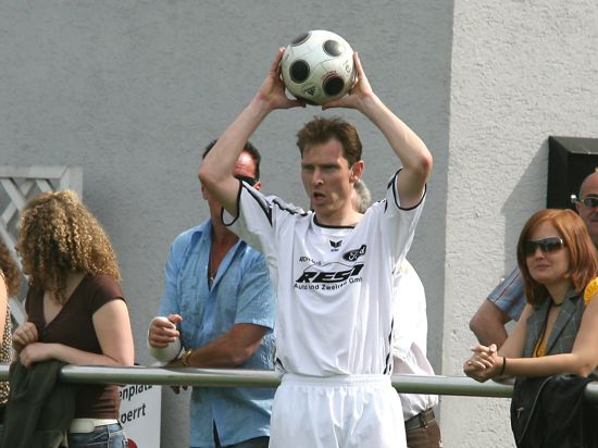 René Linderer führt als Spieler des SV Oberachern einen Einwurf aus (Fußball-Landesliga 2007/08)