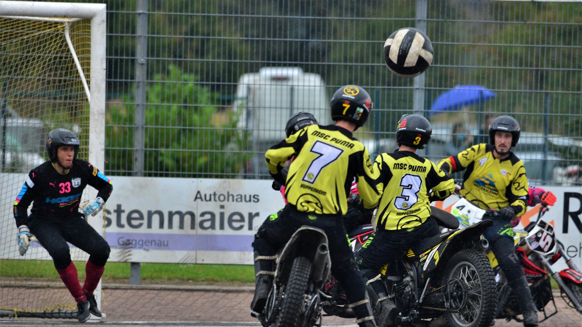 Die Motoballer des MSC Puma Kuppenheim um Benjamin Walz, Max Schmitt und Robin Faisz (von rechts) wollen auch im Finale um die deutsche Meisterschaft auf Torejagd gehen.