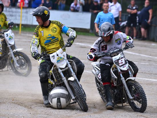 Motoball, Pokalfinale 2023: Comet Durmersheim mit Norman Brunner (rechts) attackiert Max Schmitt von Puma Kuppenheim.