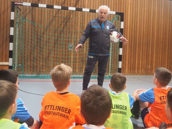 Immer noch am Ball: Siegfried Ochs engagiert sich seit Jahrzehnten beim TSV Spessart, wo er einst auch selbst kickte.