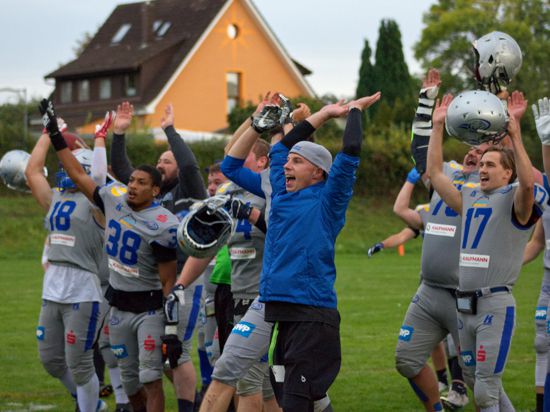 Grenzenloser Jubel: Die Pforzheim Wilddogs haben ihr abschließendes Spiel in der Football-Regionalliga dominiert und die Meisterschaft eingeheimst. In der Relegation kann das Team nun den Aufstieg in die zweithöchste deutsche Spielklasse schaffen.