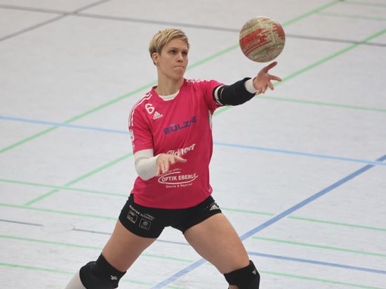 Sonja Pfrommer ist eine der Stützen im Spiel der Faustballerinnen des TSV Dennach