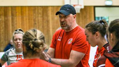 Leidenschaftlicher Antreiber: Der Bühler Vladimir Rakic will die derzeit drittklassigen Volleyballerinnen des VC Offenburg wieder nach oben führen.