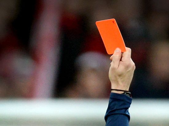 Ein Schiedsrichter zeigt einem Fußballspieler die rote Karte. (zu dpa "Zu viel Gewalt: Kölner Schiedsrichter bestreiken Kreisliga-Spieltag") +++ dpa-Bildfunk +++