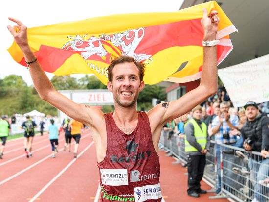 Sieger Marathon Maenner: Simon Stuetzel bei seiner Ehrenrunde.
