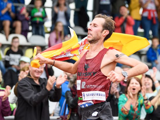 Sieger Marathon Maenner: Simon Stuetzel beim Zieleinlauf mit wehender Badischer Flagge.

GES/ Leichtathletik/ Baden-Marathon, 23.09.2018

