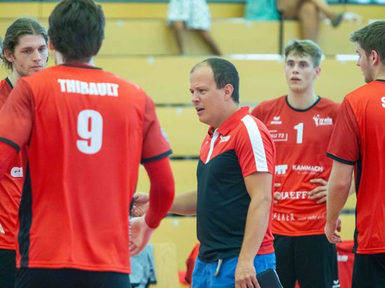 Trainer Uwe Dienst (Mitte) und die Volleyballer des TV Bühl starten nach dem Aufstieg optimistisch in die Zweitliga-Saison. Zum Auftakt kommt am Samstag der Titelkandidat VC Eltmann in die Bühler Großsporthalle.