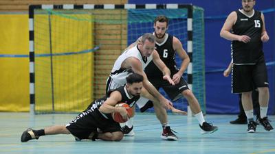 Die Basketballer der United Colors Heel (schwarzes Trikot) gehen in der kommenden Saison in der Bezirksliga auf Korbjagd.