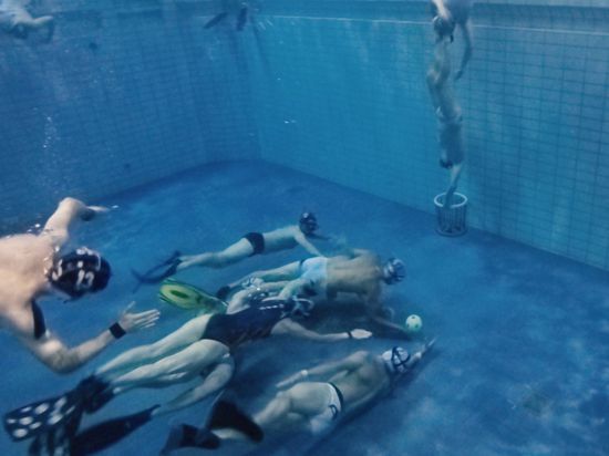 Unterwasserrugby Szene unter Wasser