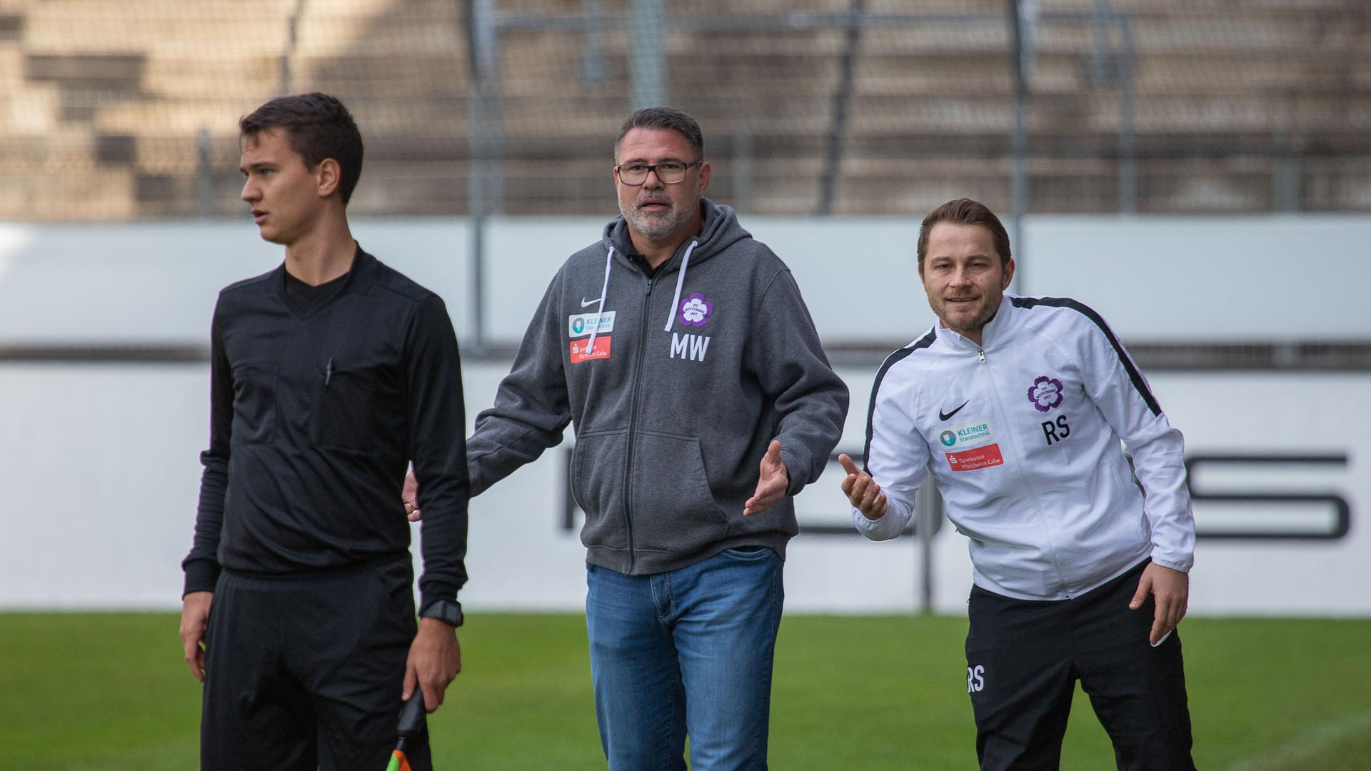 Nöttingens Trainer Marcus Wenninger (Mitte) diskutiert im Spiel gegen die Stuttgarter Kickers mit dem Schiedsrichter.