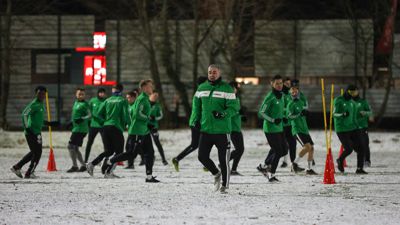 Trainingsauftakt beim FC Kirrlach auf verschneitem Rasen. 
