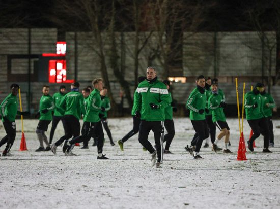 Trainingsauftakt beim FC Kirrlach auf verschneitem Rasen. 