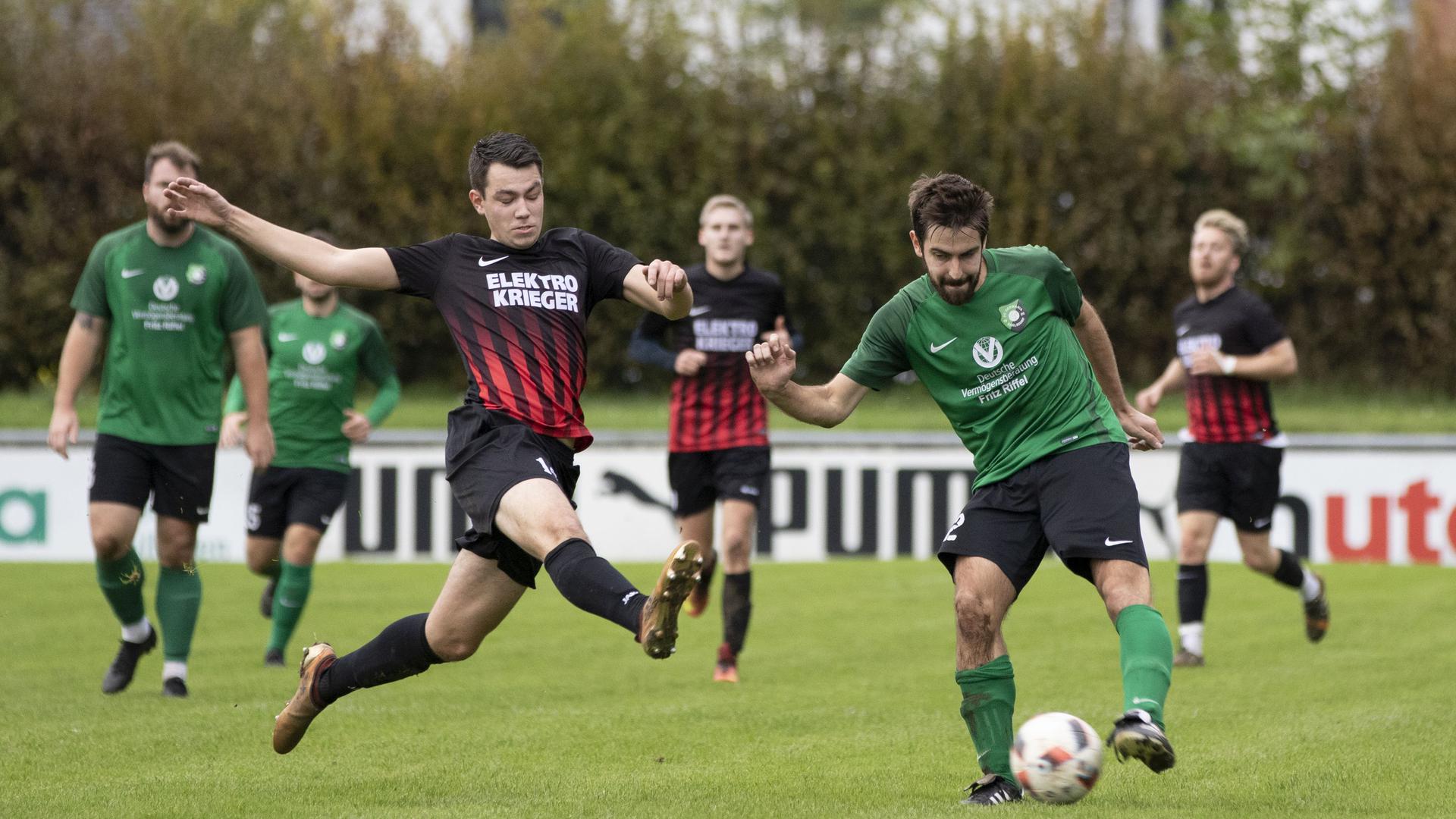 FC Karlsdorf - FV Neuthard, links: 14 Tobias Drexler - FV, rechts: 12 Julian Becker - FC