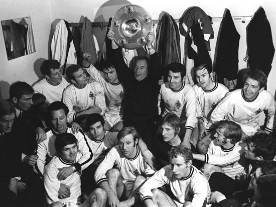 Großer Jubel: Unter Hennes Weisweiler (mit der Meisterschale) feierte Borussia Mönchengladbach nach der Saison 1969/70 die erste Meisterschaft. Für die Fohlenelf war es der Beginn eines goldenen Jahrzehnts. Foto