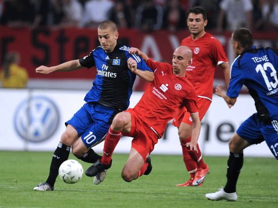 Stephan Sieger grätscht im Trikot der Fortuna Düsseldorf 2009 in einem DFB-Pokalspiel gegen Mladen Petric vom Hamburger SV.