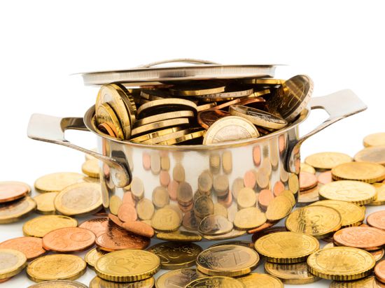 Ein Kochtopf ist mit Euromünzen gefüllt, Symbolfoto für Fördergelder McPBBO McPBBO

a Cooking pot is with Euro coins filled Symbolic image for Funding