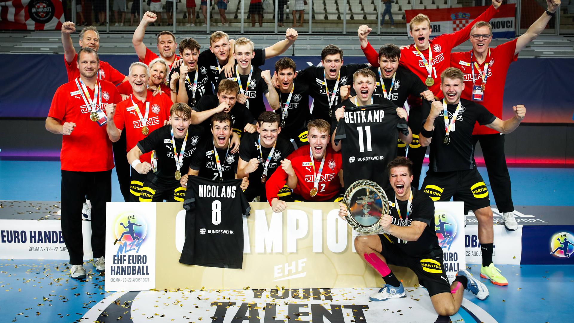 Die deutsche U19-Nationalmannschaft feiert den EM-Titel in Kroatien.