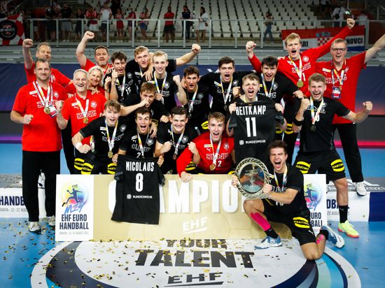 Die deutsche U19-Nationalmannschaft feiert den EM-Titel in Kroatien.