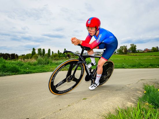 Fokussiert: Lana Eberle im Trikot des Ceratizit-WNT Pro Cycling Teams beim Prolog des Festival Elsy Jacobs in Luxemburg. Foto: 