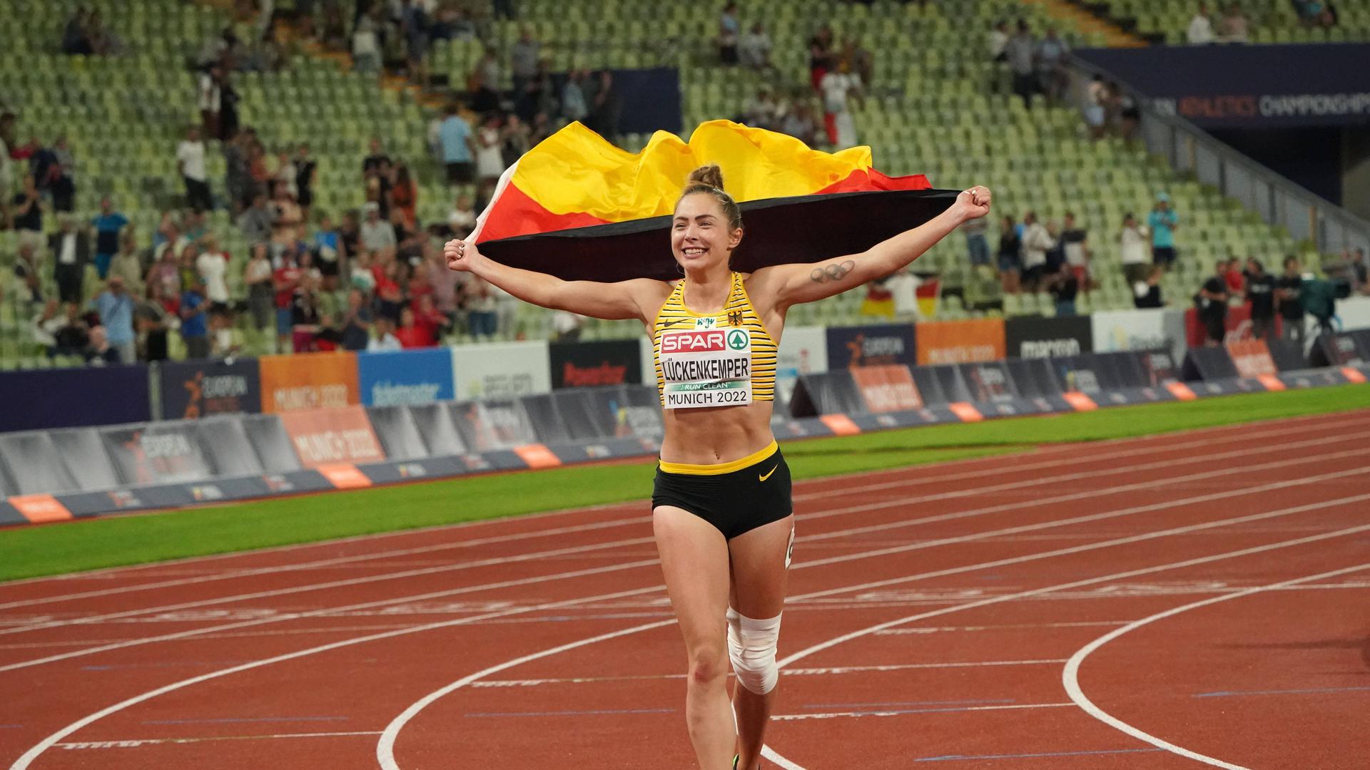 Goldlächeln: Sprinterin Gina Lückenkemper feiert ihren EM-Titel über die 100 Meter. Die Plätze in Münchner Olympiastadion waren während des Finallaufs aber nur spärlich besetzt.