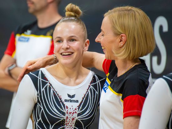 Nationalturnerin Anna-Lena König mit ihrer Trainerin Tatjana Bachmayer.
