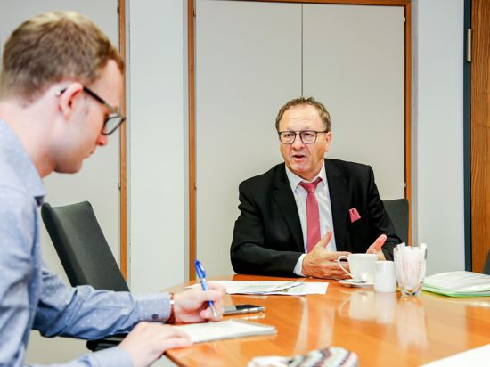 Bürgermeister Thomas Nowitzki im Gespräch mit BNN-Redakteur Marcel Winter