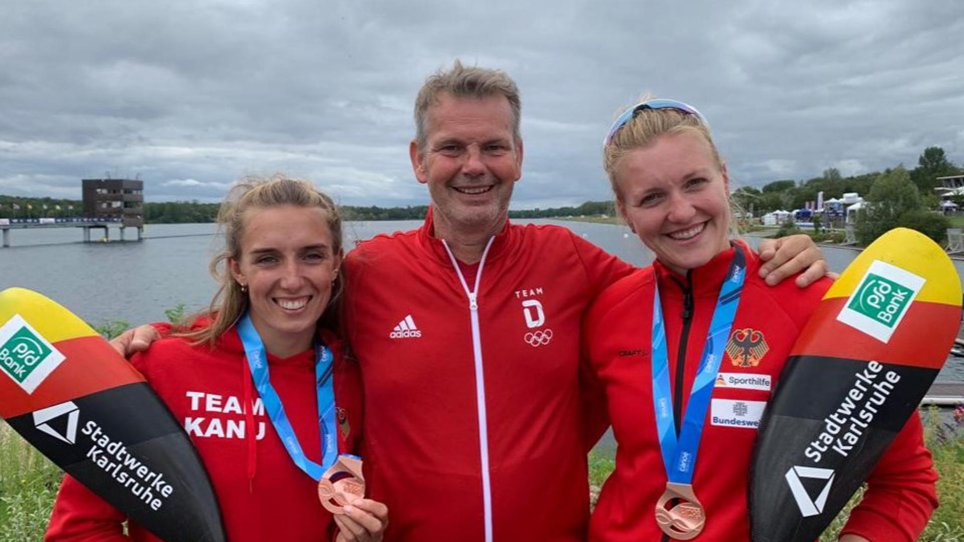 Trainer Ralf Straub, Katinka Hofmann (links) und Sarah Brüßler gelang beim olympischen Testevent ein runder Abschluss der Saison.