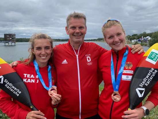 Trainer Ralf Straub, Katinka Hofmann (links) und Sarah Brüßler gelang beim olympischen Testevent ein runder Abschluss der Saison.