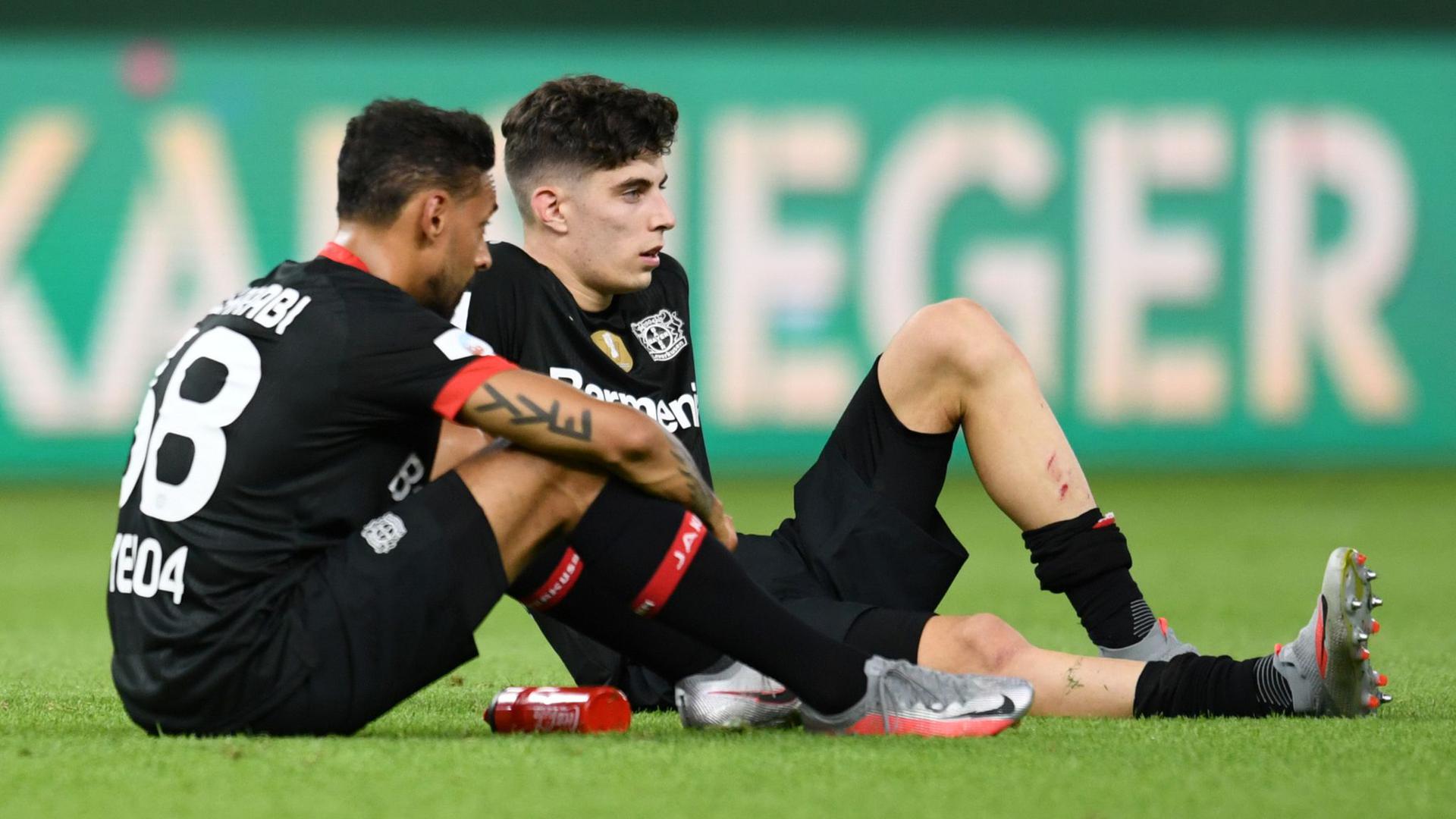 Die Leverkusener Kai Havertz (r) und Karim Bellarabi waren nach dem verlorenen Pokal-Finale frustriert.