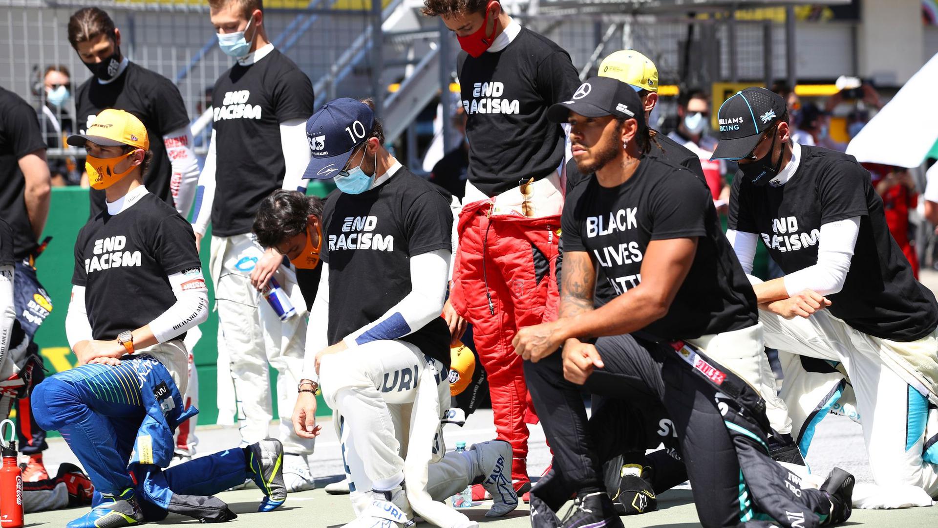 14 Formel-1-Piloten um Weltmeister Lewis Hamilton knieten vor dem WM-Auftakt.
